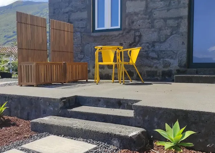 Ca Por Casa Pico-criptomeria Prainha (Sao Roque do Pico)