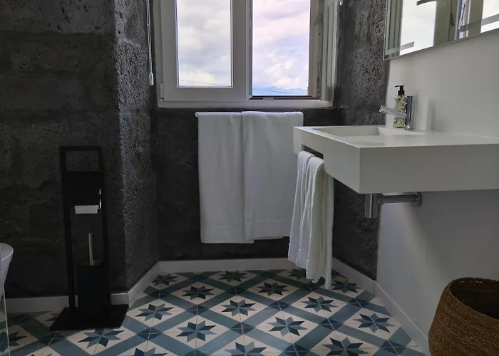 Ca Por Casa Pico-criptomeria Prainha (Sao Roque do Pico)