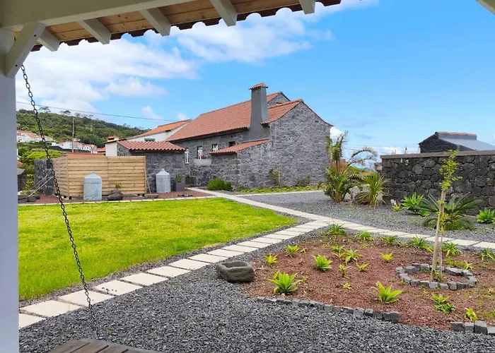 Ca Por Casa Pico-criptomeria * Prainha (Sao Roque do Pico)